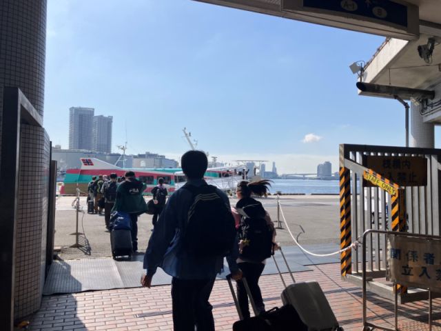 伊豆大島に向けて東海汽船に乗船する様子