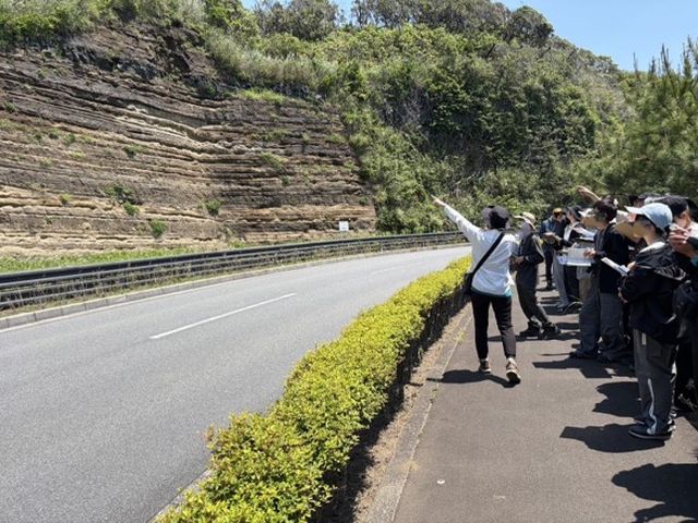 地層大切断面を学習する様子